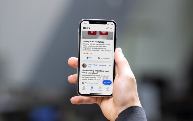Mobile device shows newsfeed in English, empowering frontline via Employee App, HR-Portal, Intranet.