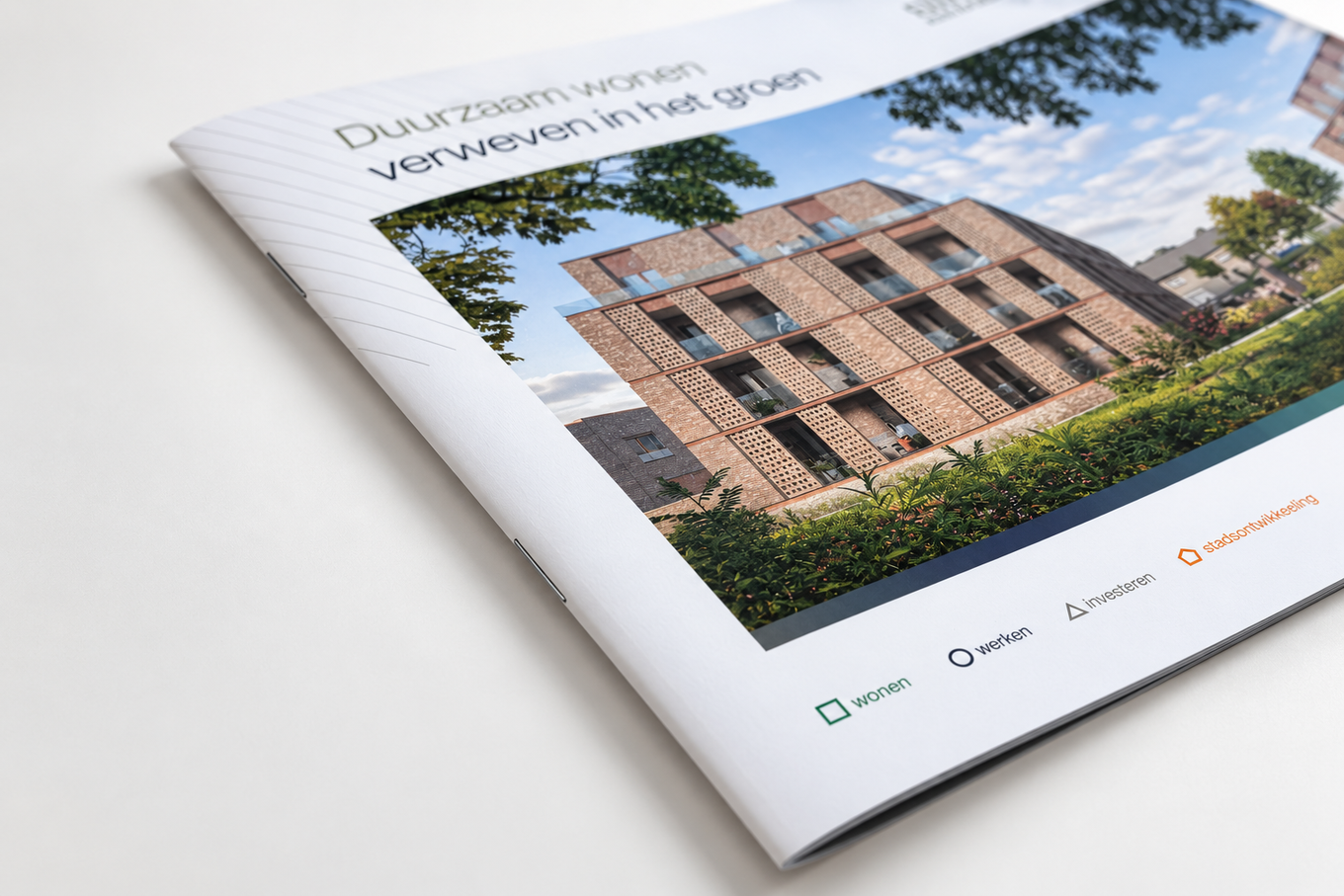 A brochure with an image of a modern building surrounded by greenery, including the text "Duurzaam wonen verweven in het groen."