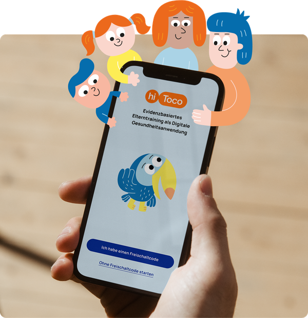 Mockup einer Hand, die ein Smartphone mit dem Startbildschirm von hiToco hält, umgeben von einer Illustration einer Familie.