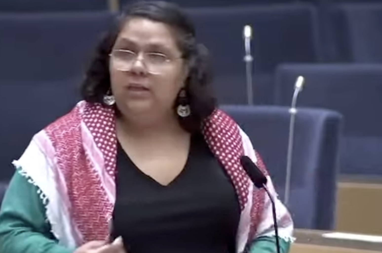 V-topp tar time-out efter antisemitismanklagelser