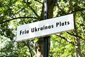 Platsen utanför den ryska ambassaden döptes våren 2022 till Fria Ukrainas plats. Här skulle man först sätta upp en flaggstång, men nu har styret i Stockholm ändrat sig.