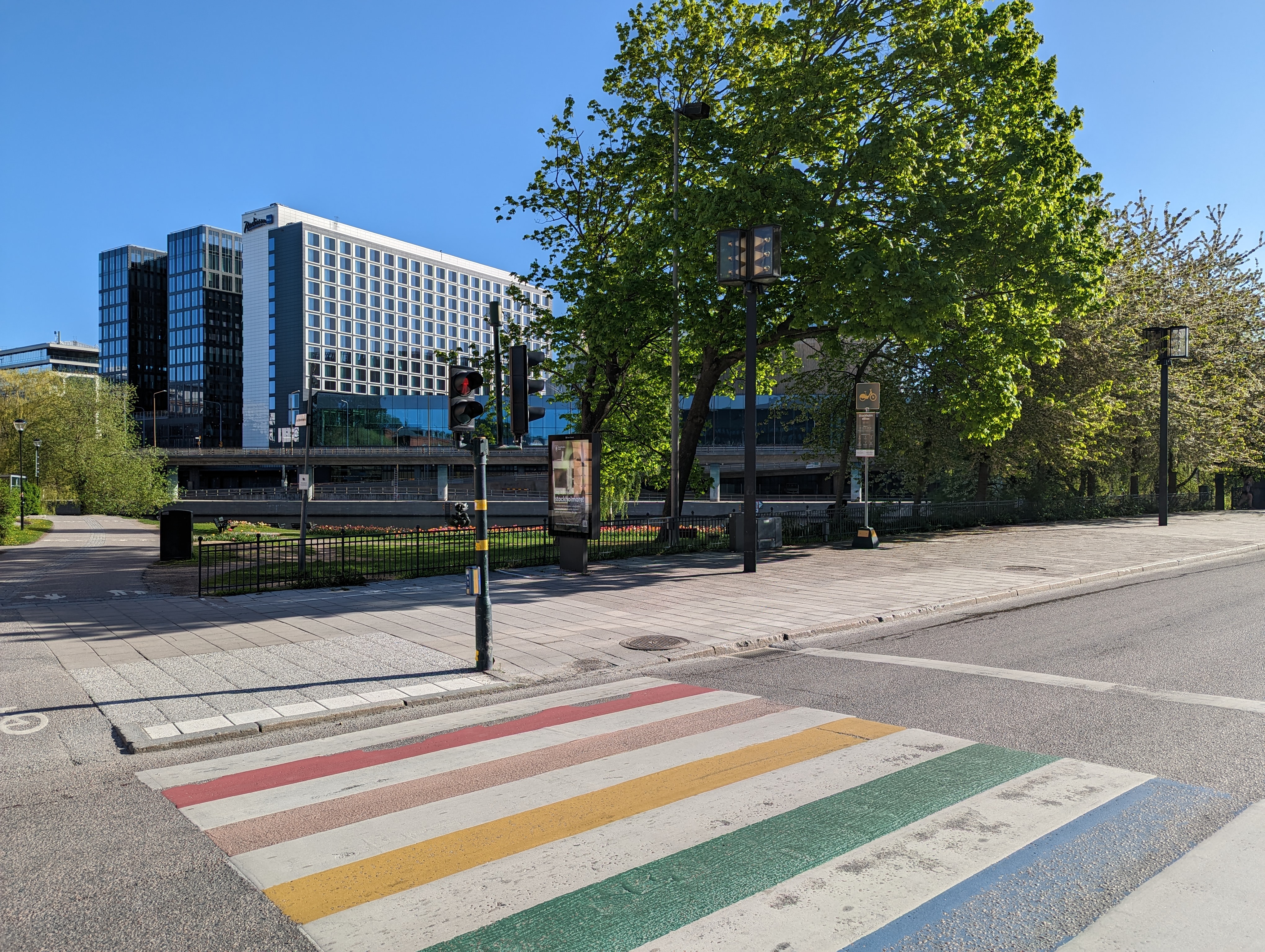 L vill lägga två miljoner på regnbågsövergångsställen i Stockholm