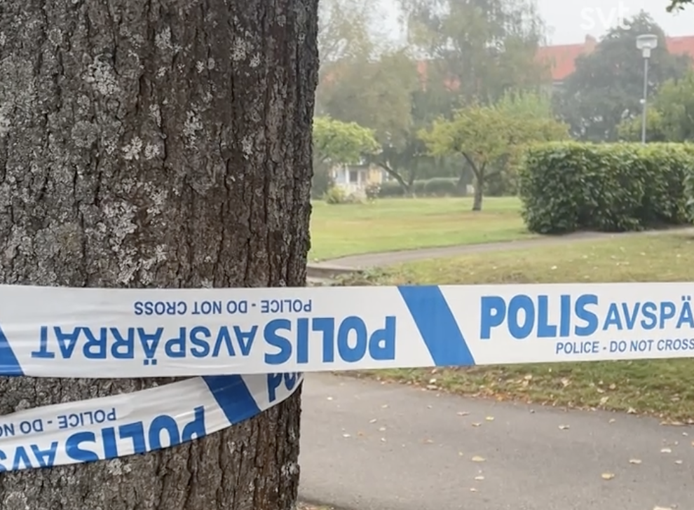 Polis spärrade av området