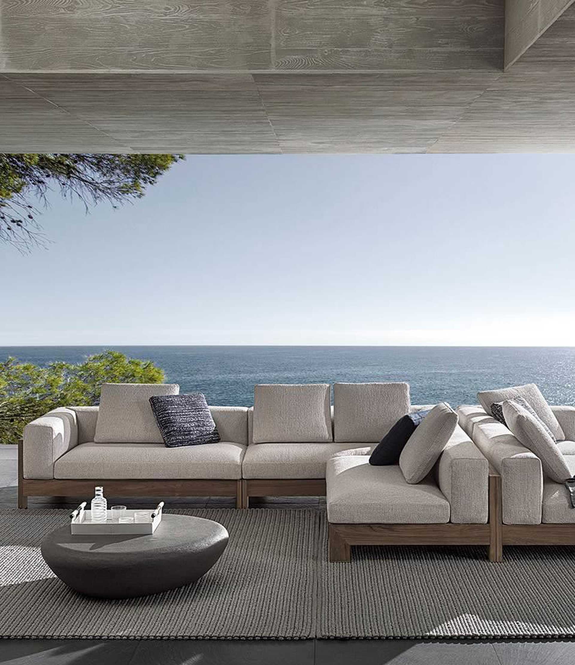 Moderne Terasse mit Sofa von Minotti und passenden Sesseln