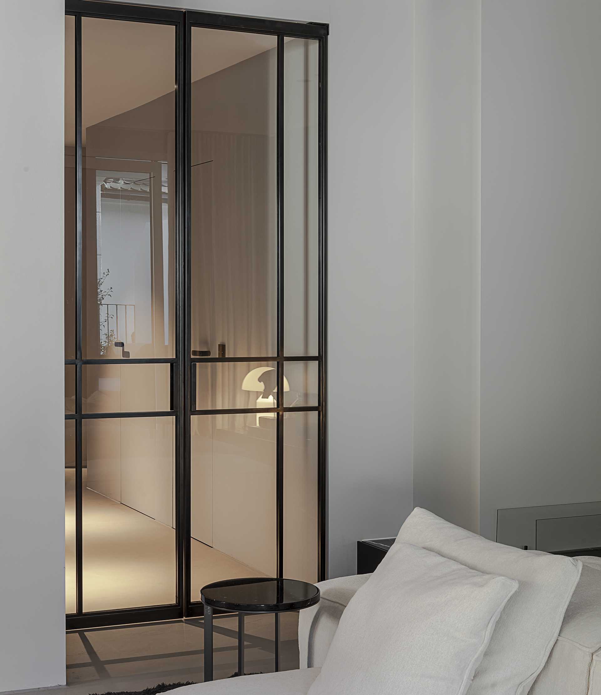 Loft G München: offene Wohnküche mit freistehendem Sofa von Living Divani Detail Sofa