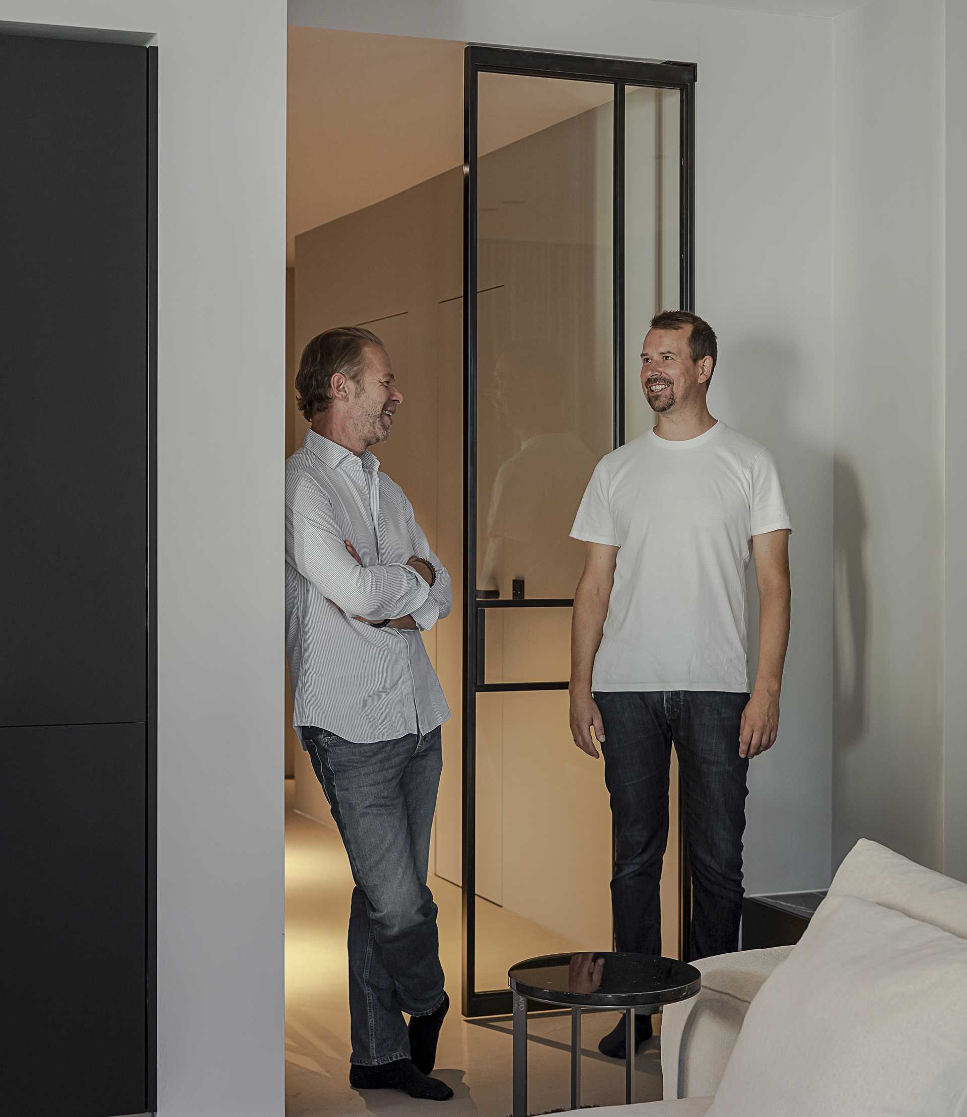 Loft G München: offene Wohnküche mit freistehendem Sofa von Living Divani Türrahmen