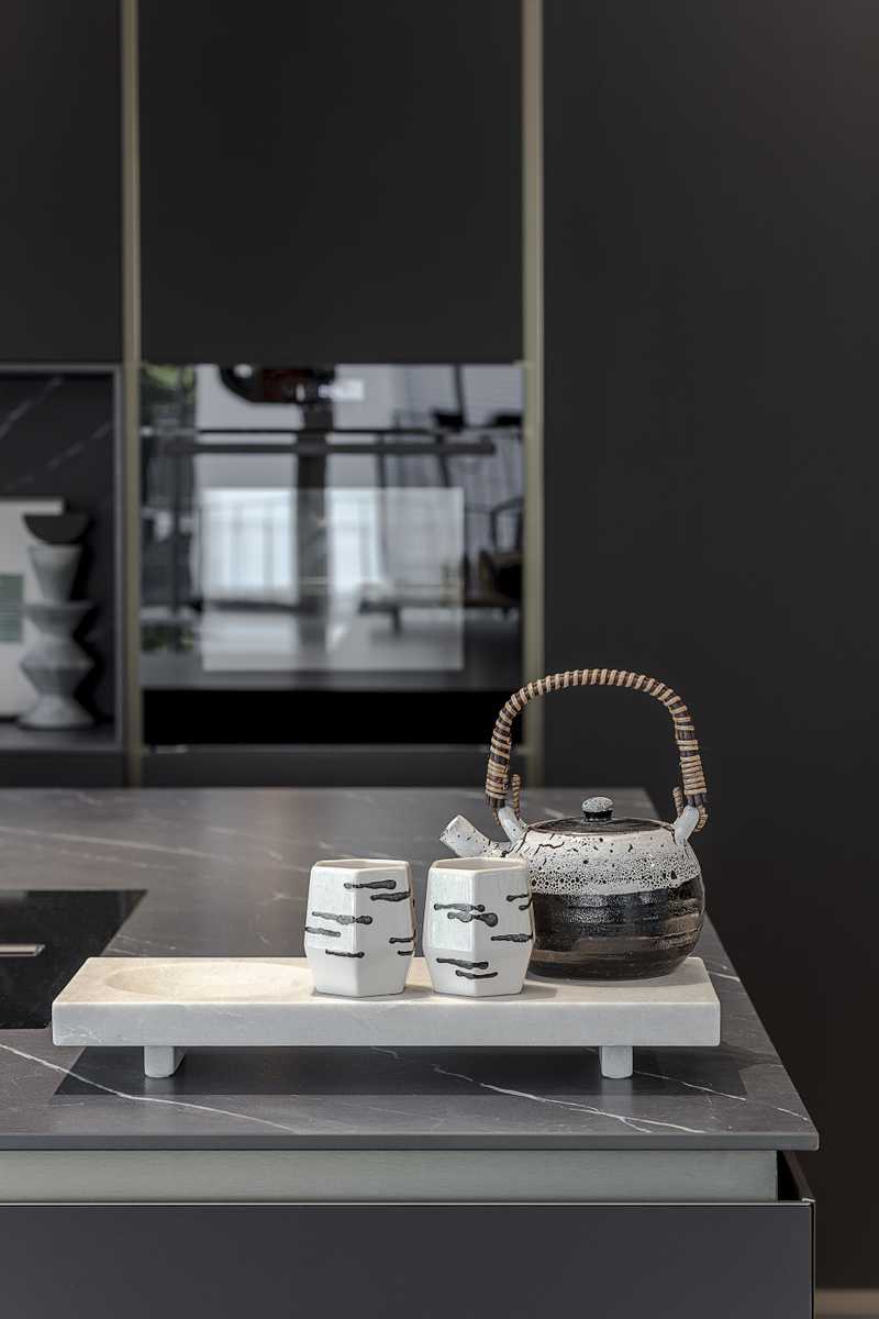 Loft G München: offene Wohnküche mit freistehendem Sofa von Living Divani Detail Teekanne