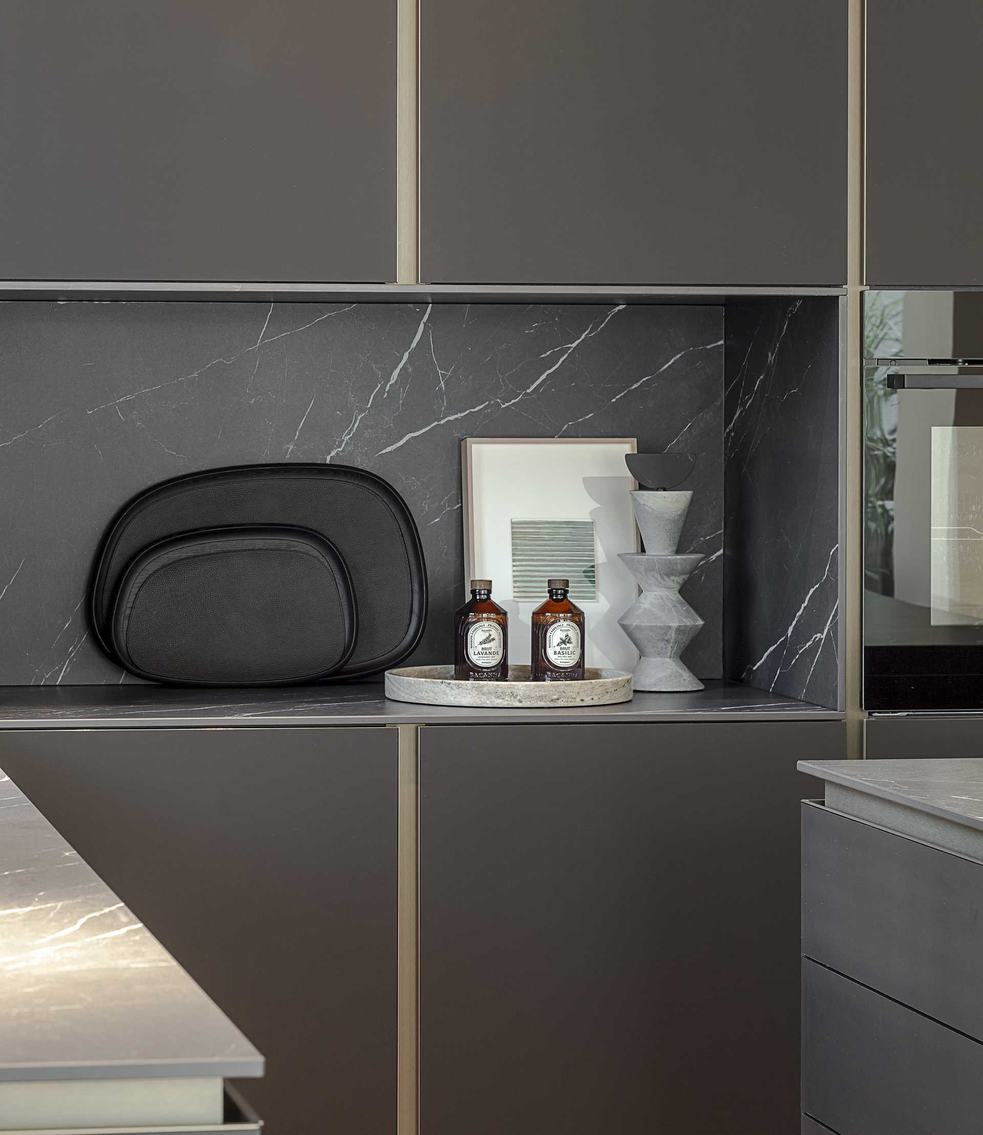 Loft G München: offene Wohnküche mit freistehendem Sofa von Living Divani Detailansicht