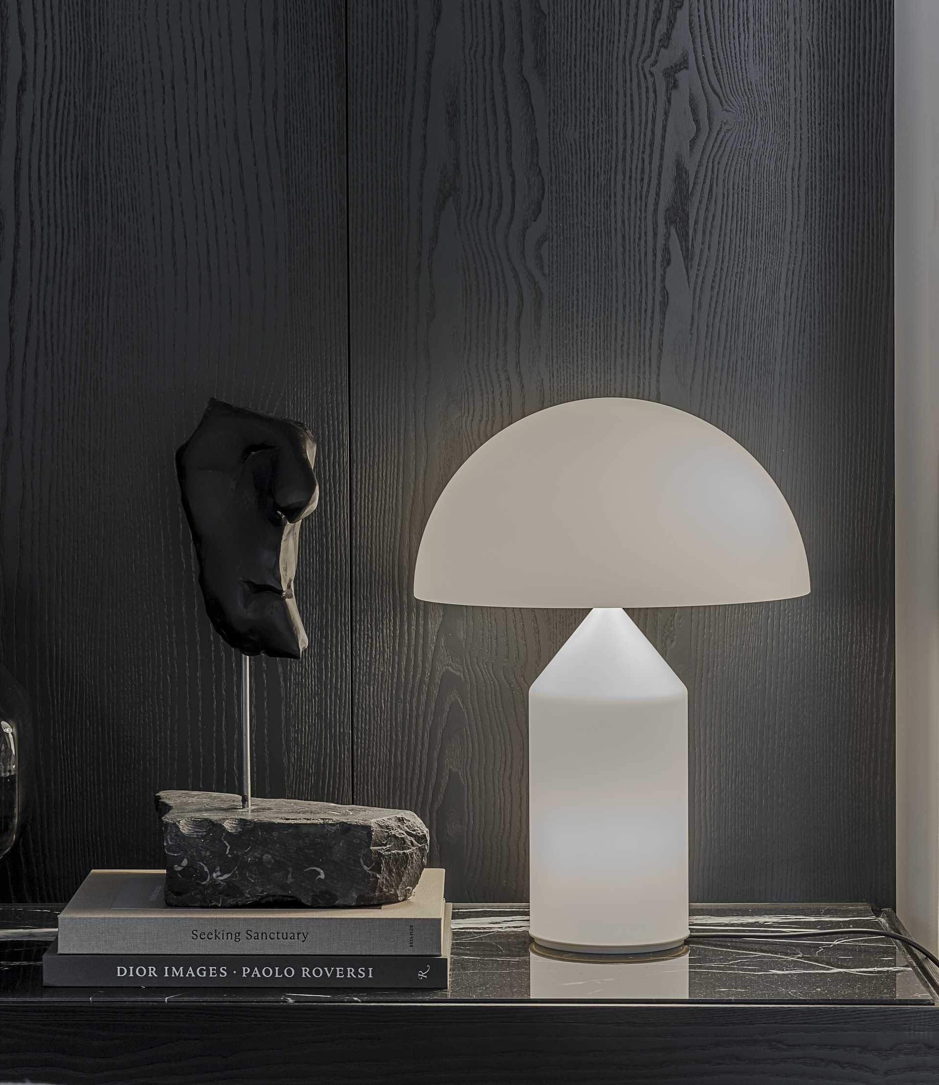 Loft G München: Sideboard mit Nero-Marquina-Marmor und integriertem Bioethanol-Kamin Lampe