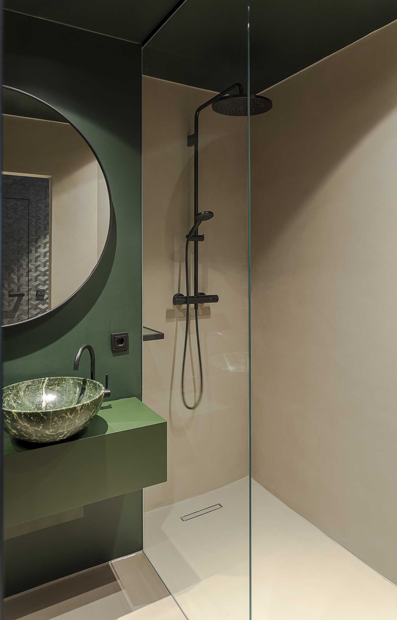 Loft G München: Gästebad mit grünem Verde-Ming-Marmor Dusche