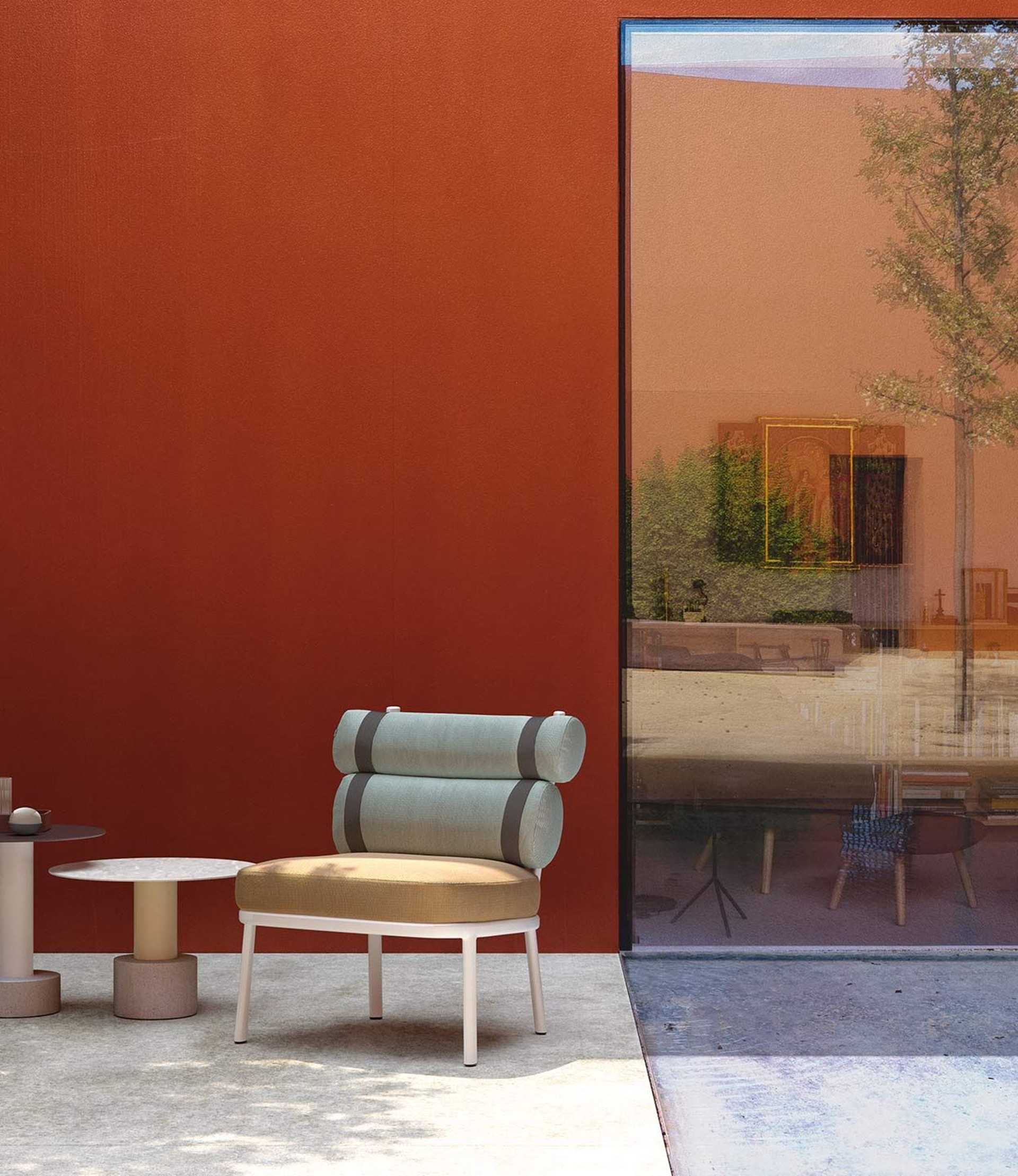 Egetemeier Brands & Designer Kettal Outdoor Stühle vor orangener Wand