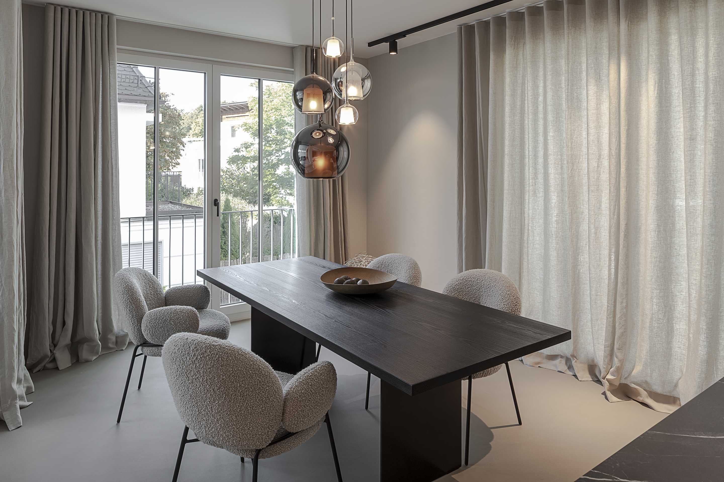 Loft G München: offene Wohnküche mit freistehendem Sofa von Living Divani Essbereich