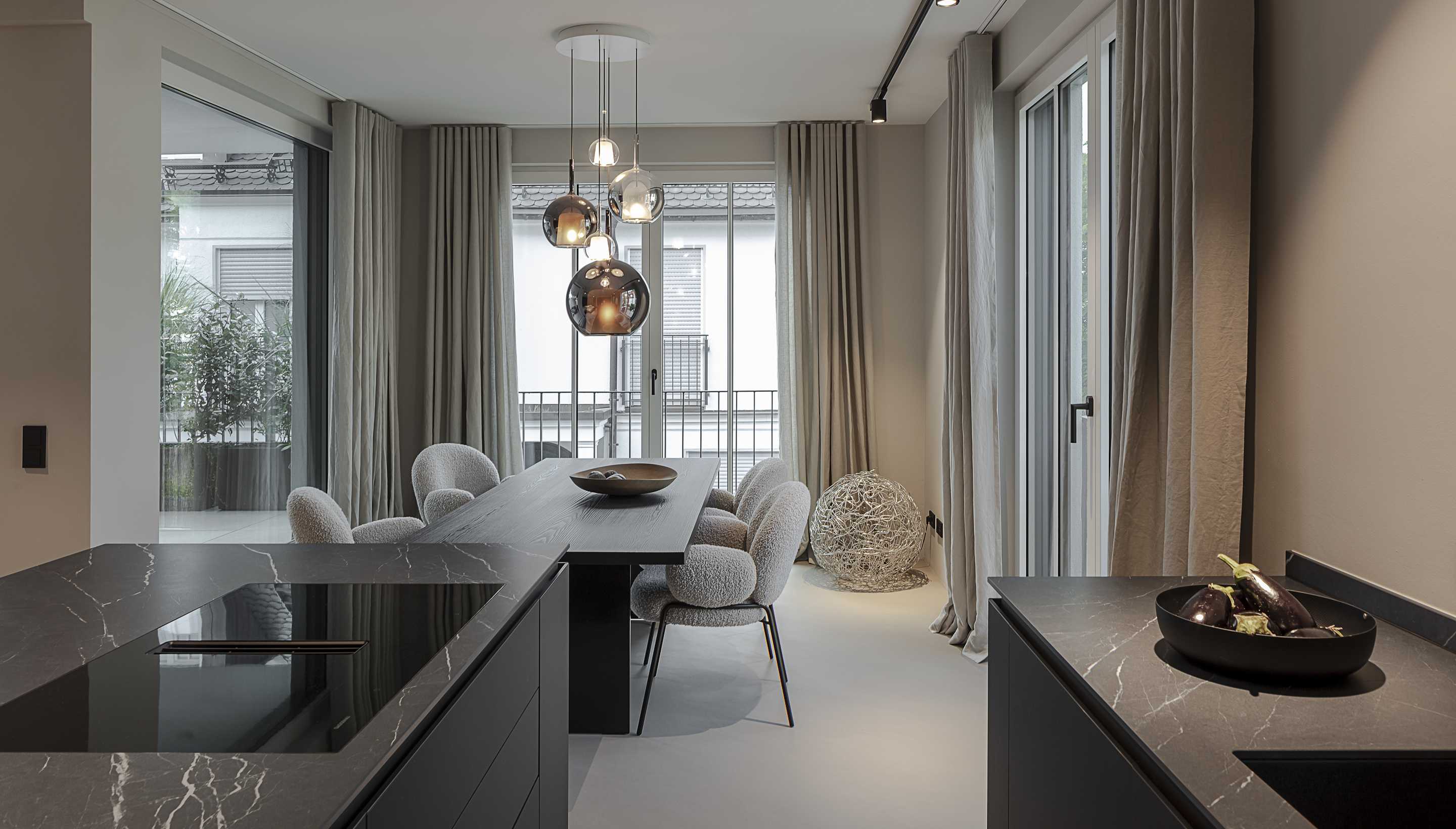 Loft G München: offene Wohnküche mit freistehendem Sofa von Living Divani Ansicht Essbereich