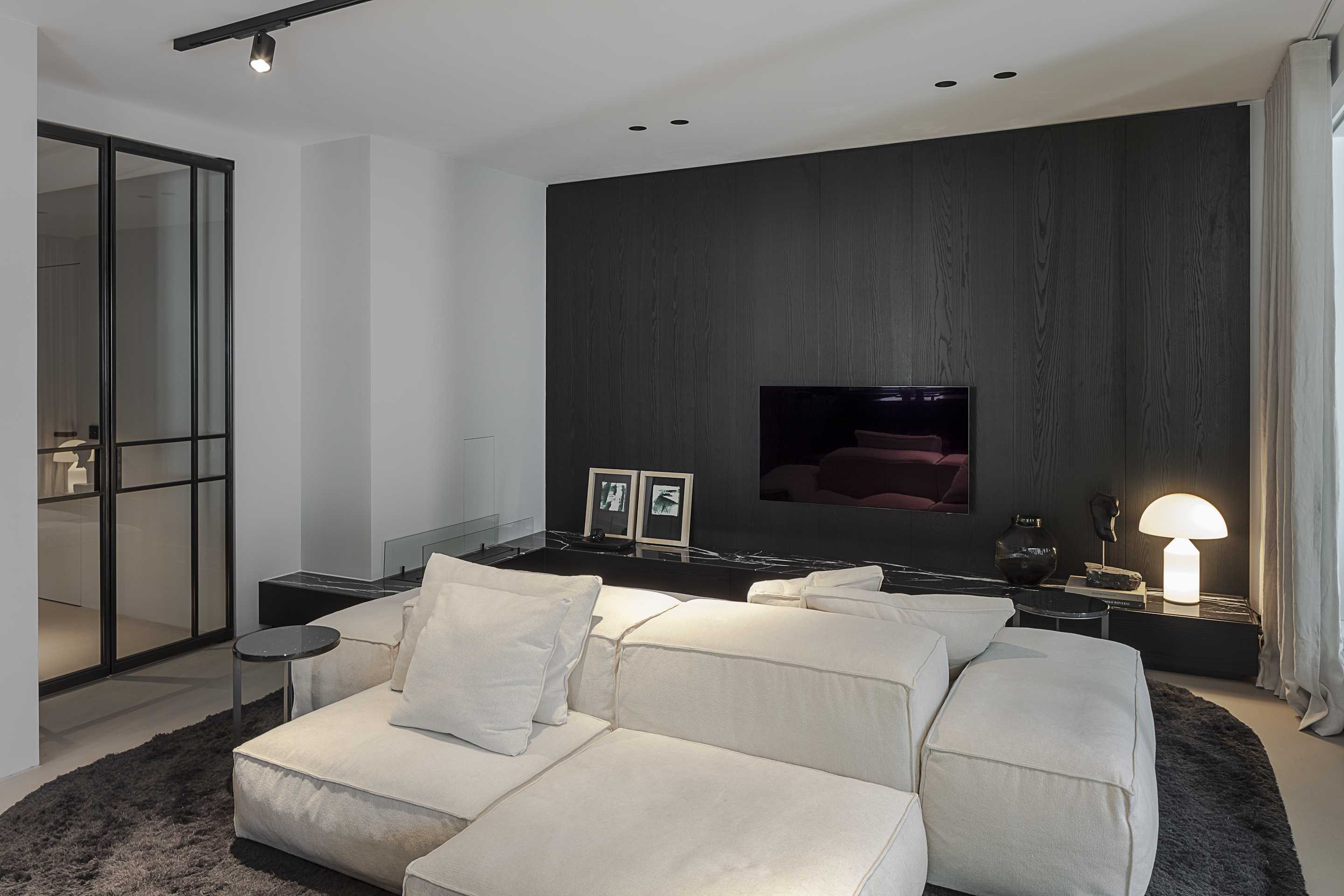 Loft G München: Sideboard mit Nero-Marquina-Marmor und integriertem Bioethanol-Kamin
