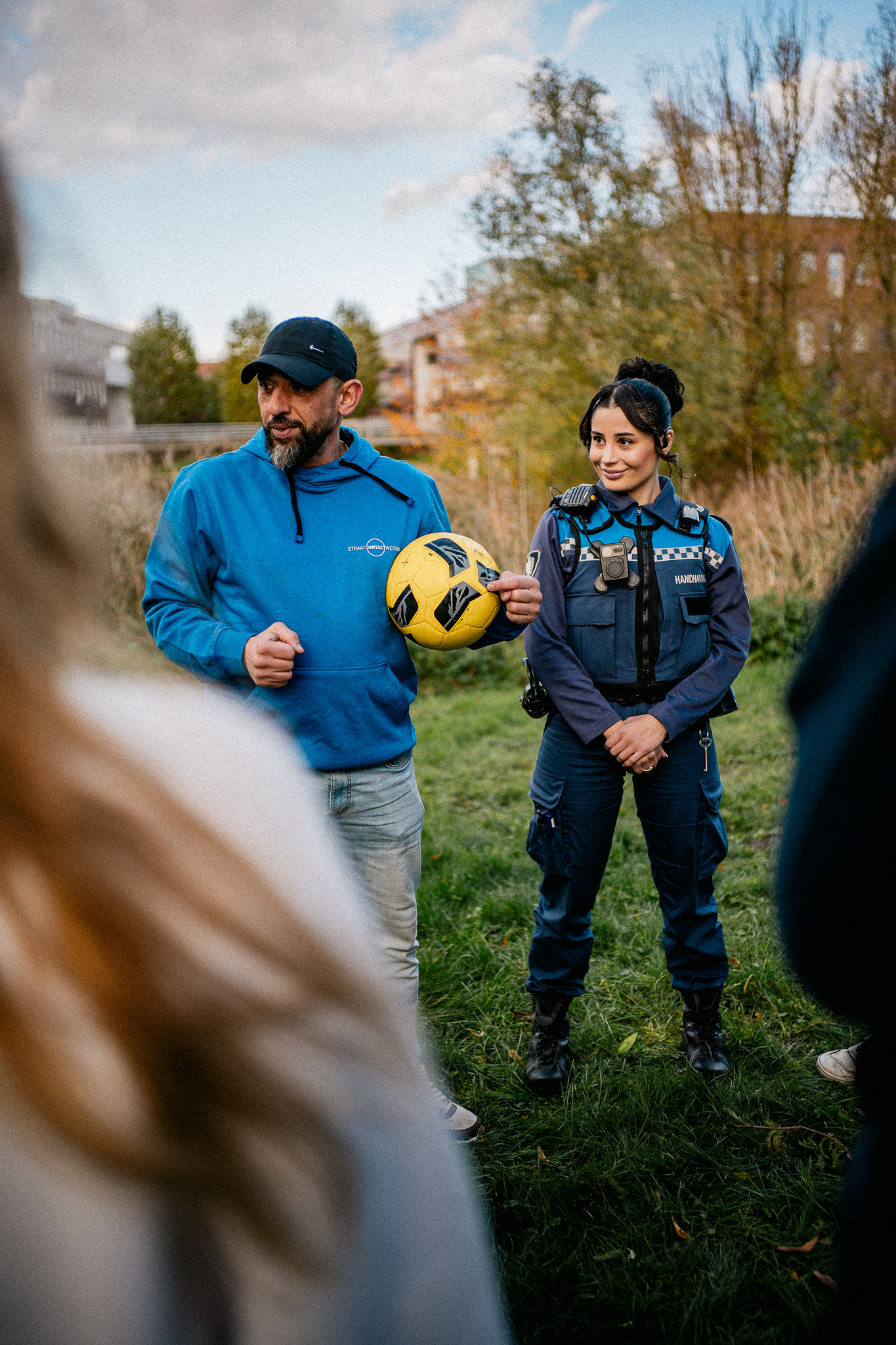 Jongerenwerker met bal in hand samen met Jeugdboa