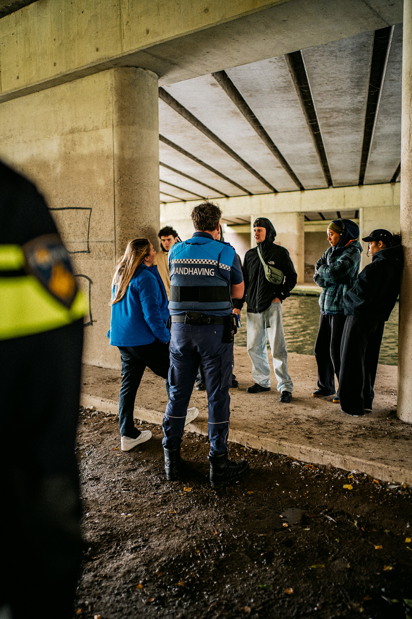 Jeugdboa samen met handhaving en politie in gesprek met jongeren