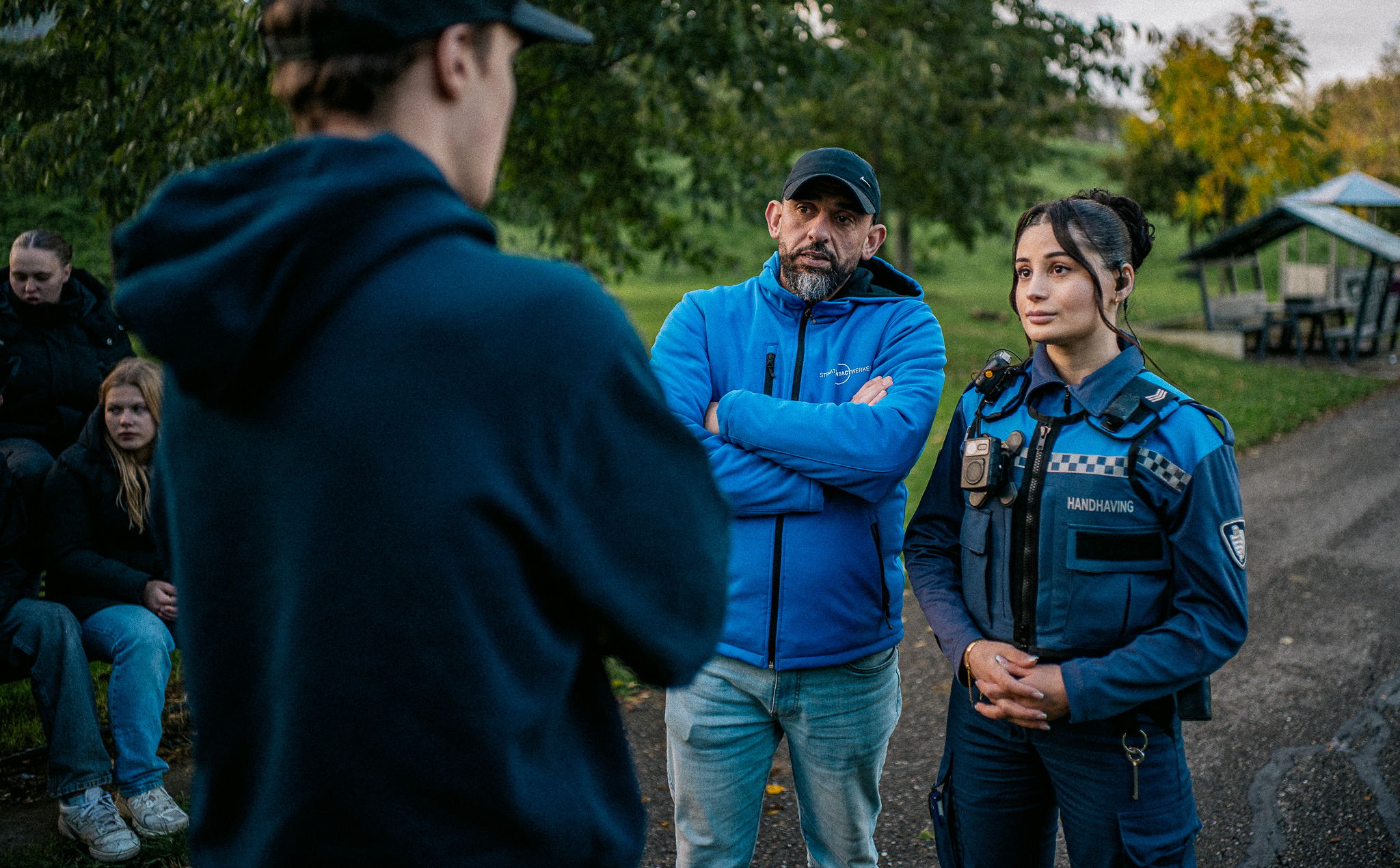 Jongerenwerker met Jeugdboa in gesprek met jongere
