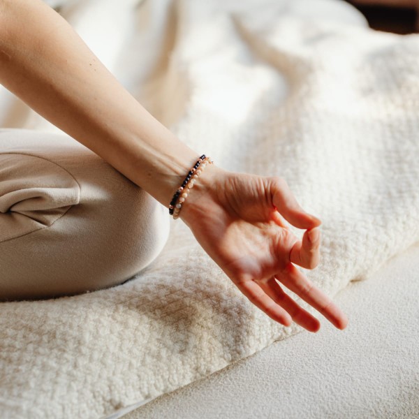 Main d'une personne en pleine méditation formant un mudra