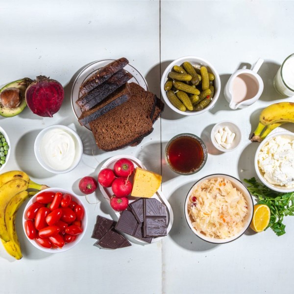 Exemples d'aliments riches en prébiotiques et probiotiques, chou fermenté, tomates, bananes, citron, kéfir