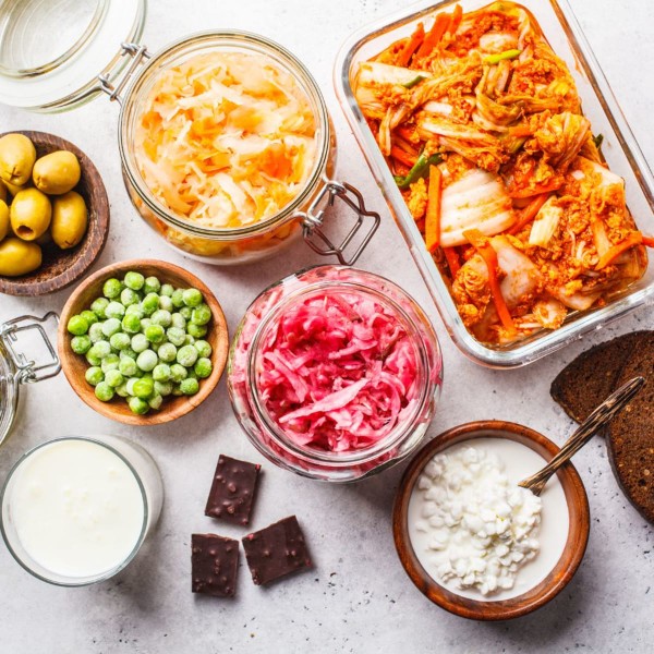 Exemples d'alimens fermentés pour prendre soin du microbiote, comme du choux, du kimchi et du kéfir