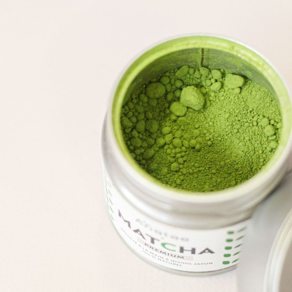 Gros plan sur un pot de matcha en poudre