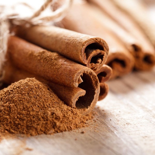 Gros plan sur des bâtons de cannelle pour préparer un petit-déjeuner anti-inflammatoire