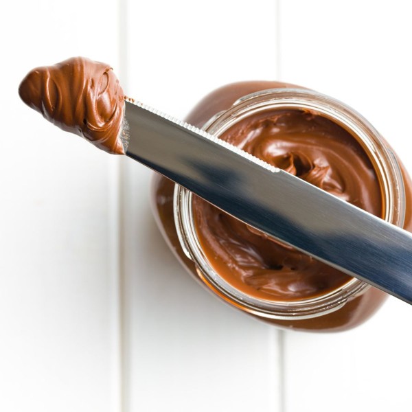 Exemple d'erreurs au petit-déjeuner avec un pot de pâte à tartiner sucrée en gros plan