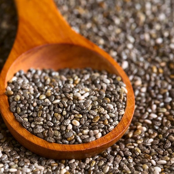 Graines de chia dans une cuillère en bois