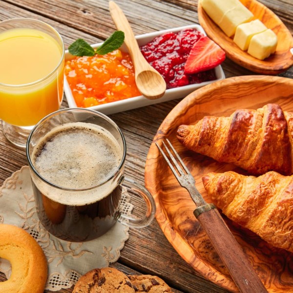 Exemples d'erreurs au petit-déjeuner avec des croissants, du jus de fruits, de la confiture et du beurre