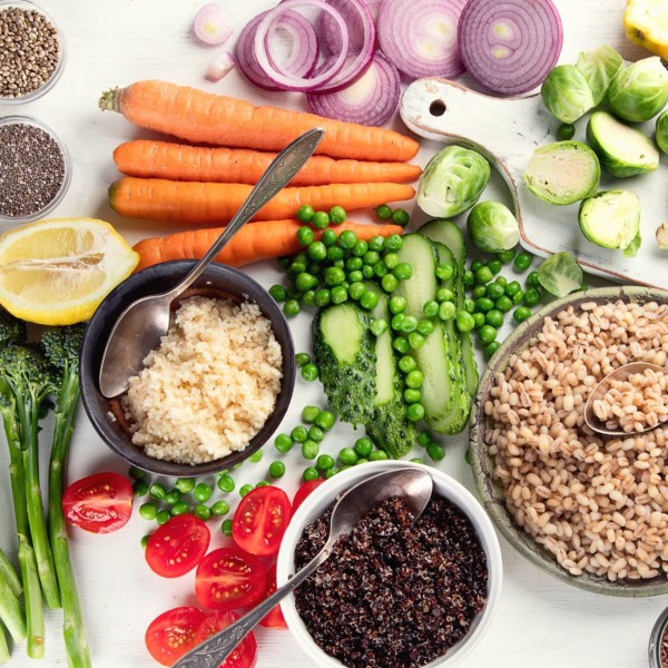 Aliments riches en fer disposés sur une table de petit-déjeuner