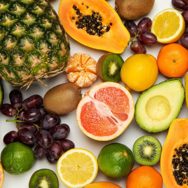 Fruits riches en vitamine C coupés sur une table de petit-déjeuner
