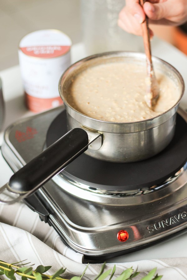 Casserole avec du porridge et du café pour un oatmeal latte
