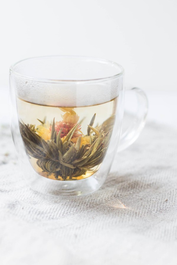 Tasse de thé en train d'infuser pour le petit-déjeuner