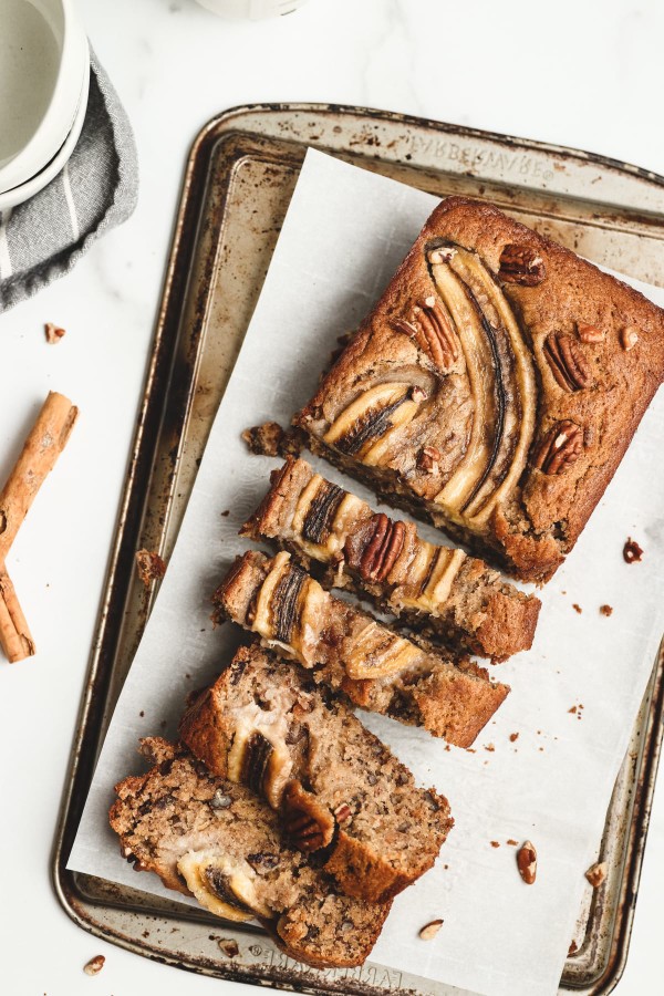 Banana bread sur une plaque de four, découpé en parts
