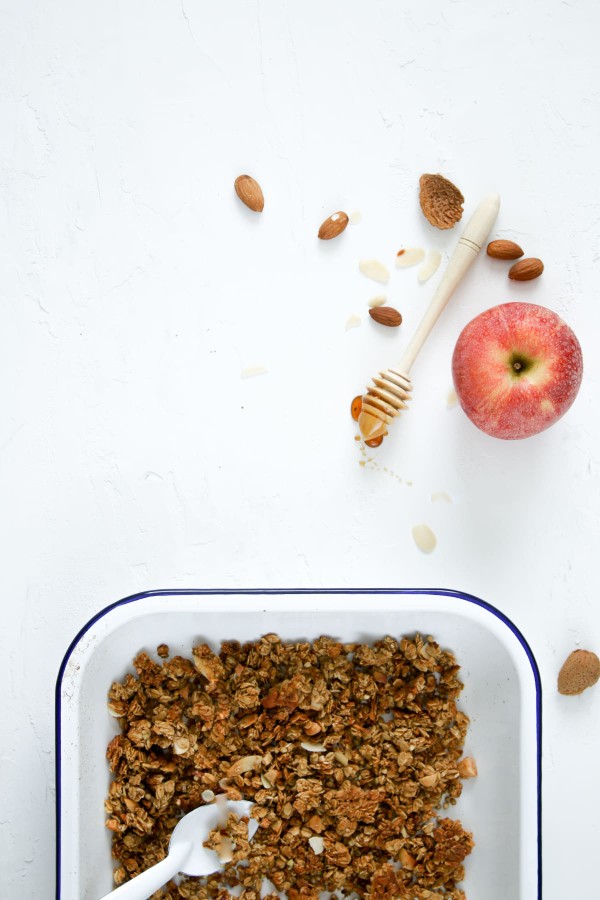 Plat de granola maison avec une pomme et des amandes