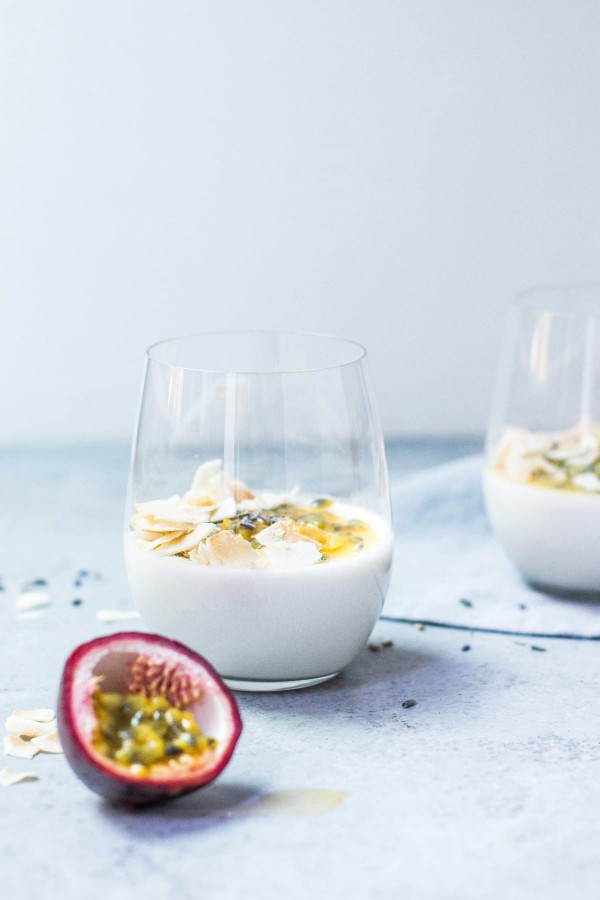Exemple d'aliment riche en probiotiques naturels avec un verre de kefir de lait aux copeaux de noix de coco dans un verre