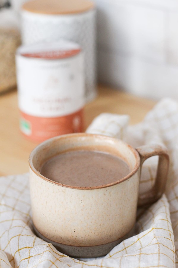 Mug de chai latte, une boisson à la cannelle pour le petit-déjeuner