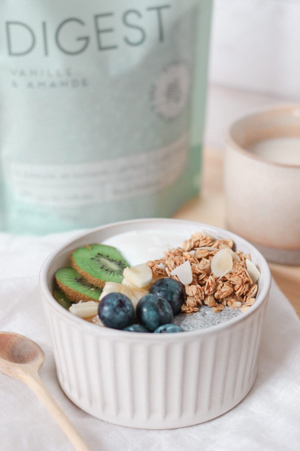 Pudding de chia avec myrtilles, granola et kiwi, et un paquet de granola