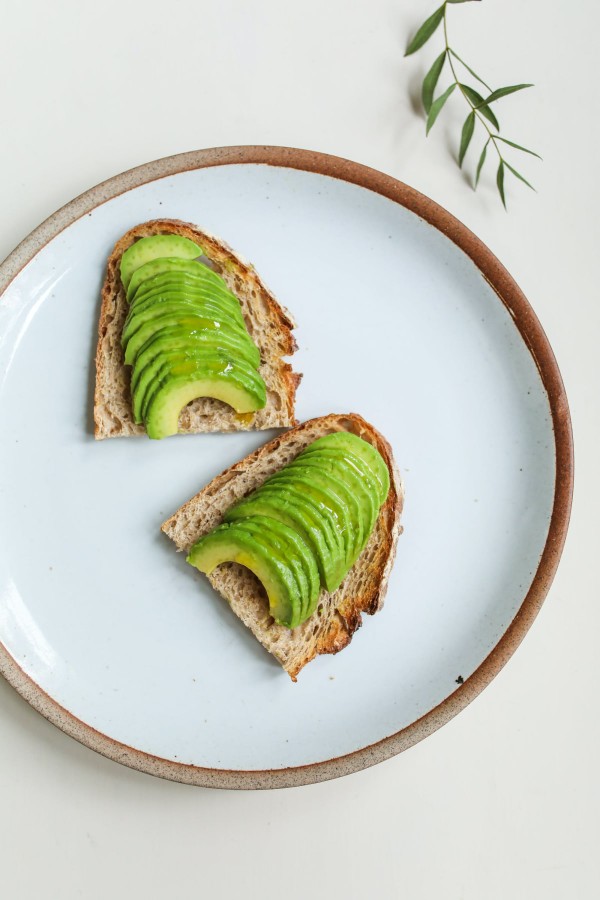 Avocado toast dans une assiette pour le petit-déjeuner