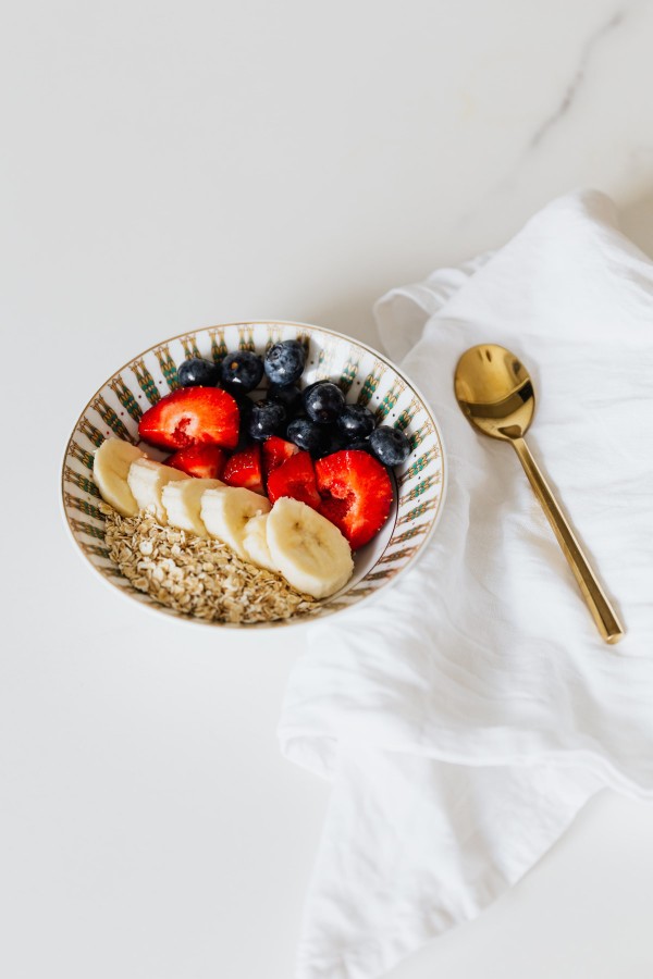Petit-déjeuner équilibré avec flocons d'avoine, banane, fraise et myrtille