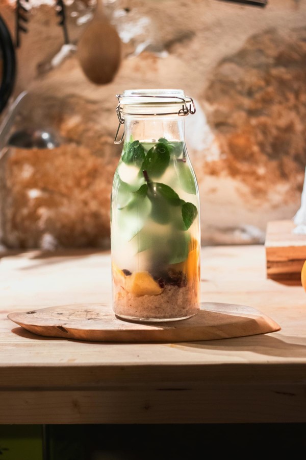 Exemple d'aliment riche en probiotiques naturels avec une jarre de kombucha en préparation