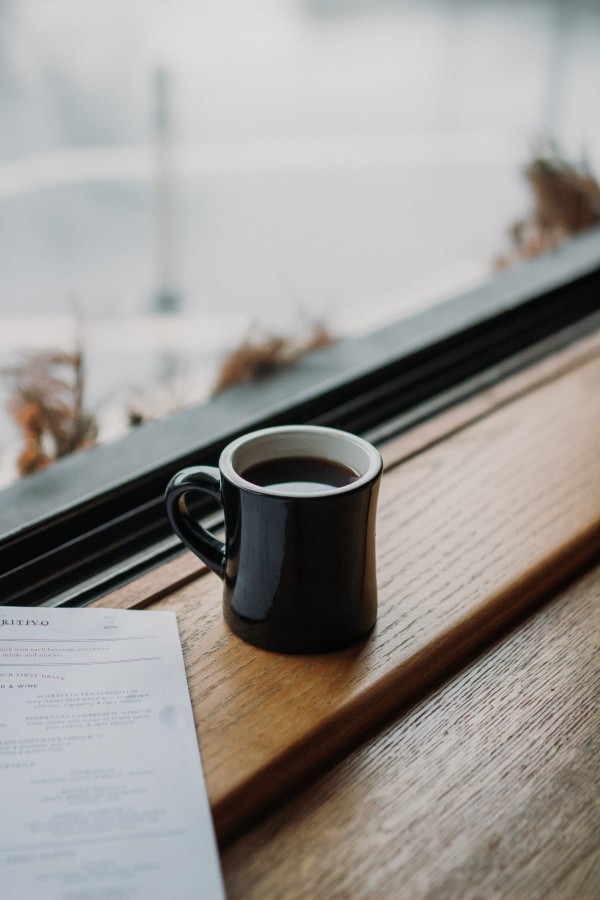Mug de café sur une table en bois