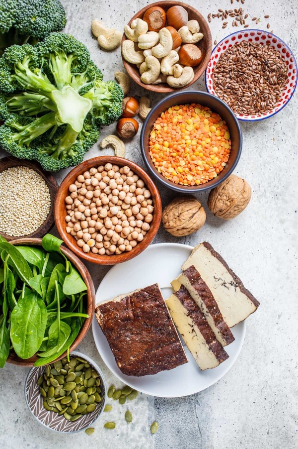 Aliments riches en protéines pour le petit-déjeuner sur une table