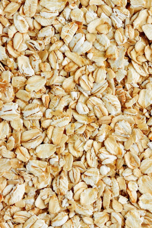 Gros plan sur des flocons d'avoine riches en fibres