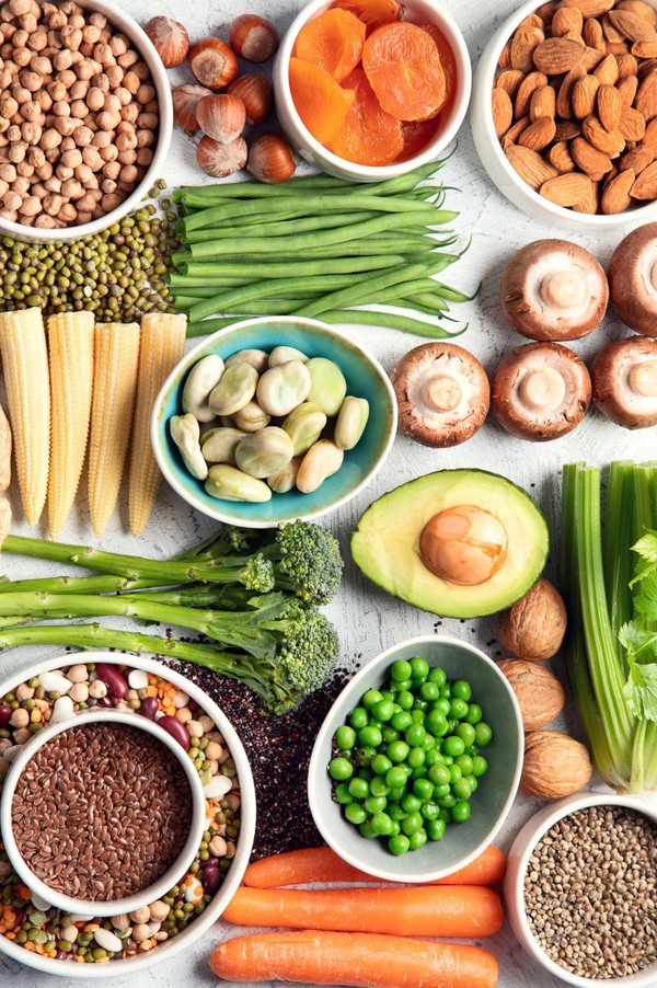 Aliments sources de fibres comme les pois, les amandes, les graines de chia et de lin