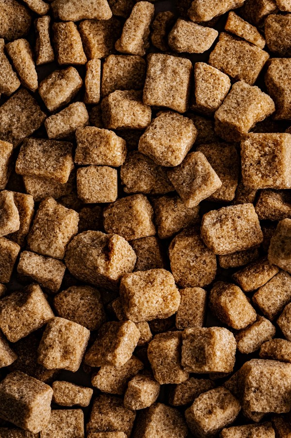 Gros plan sur des morceaux de sucre brun