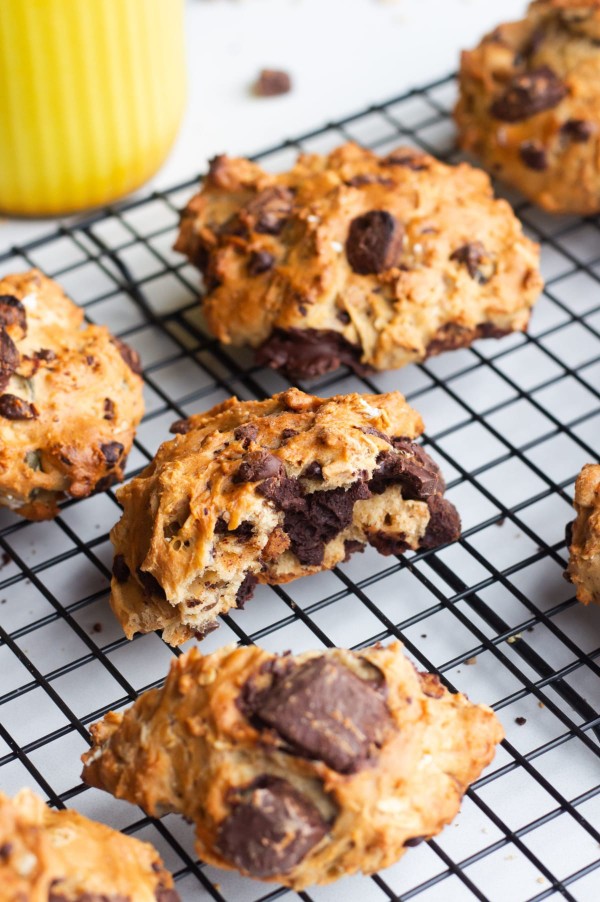 Exemple de petit-déjeuner healthy avec des cookies végans au chocolat