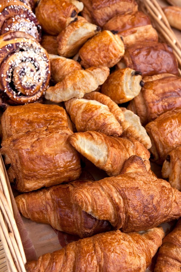 Gros plan sur des viennoiseries comme des croissants et des pains au chocolat