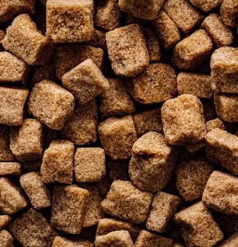 Gros plan sur des morceaux de sucre roux