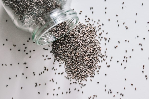 Gros plan sur un pot de graines de chia, comme exemple de graines et d'oléagineux